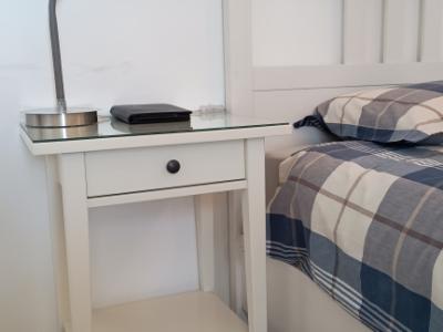 IKEA HEMNES Bett & Nachttisch + Matratze + Matratzenauflage + Lampe + Neue Bettwäsche - (2 zum Verka