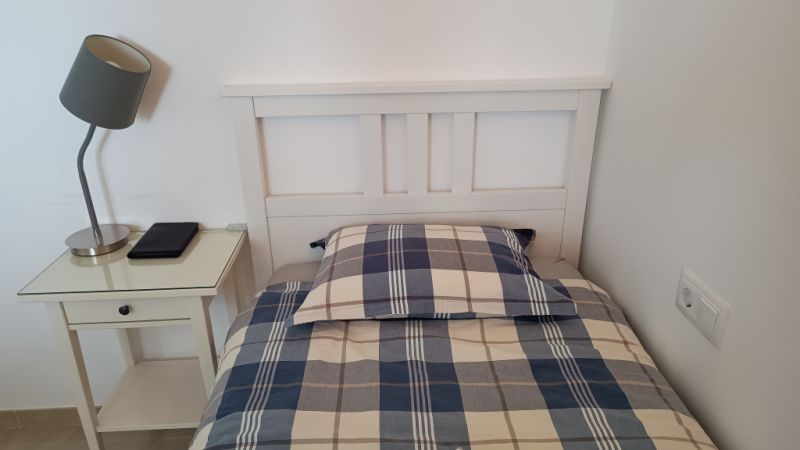 IKEA HEMNES Bett & Nachttisch + Matratze + Matratzenauflage + Lampe + Neue Bettwäsche - (2 zum Verka