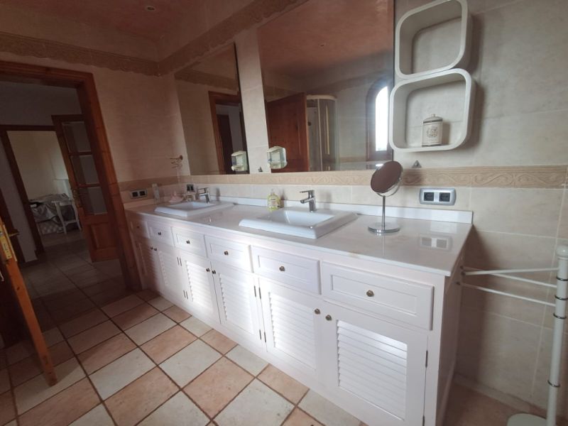 Imposante Finca mit Gästetrankt, Heizung, Pool bei Felanitx - Petra -- F 64