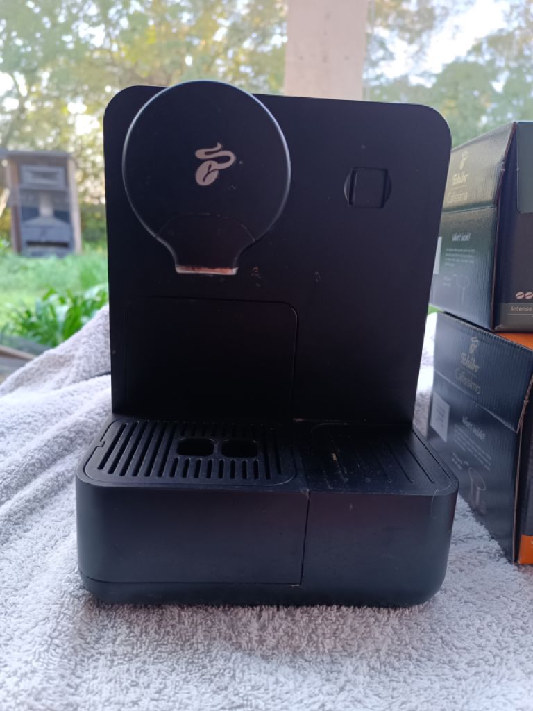 Coffee capsules with machine