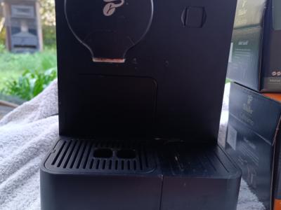 Coffee capsules with machine