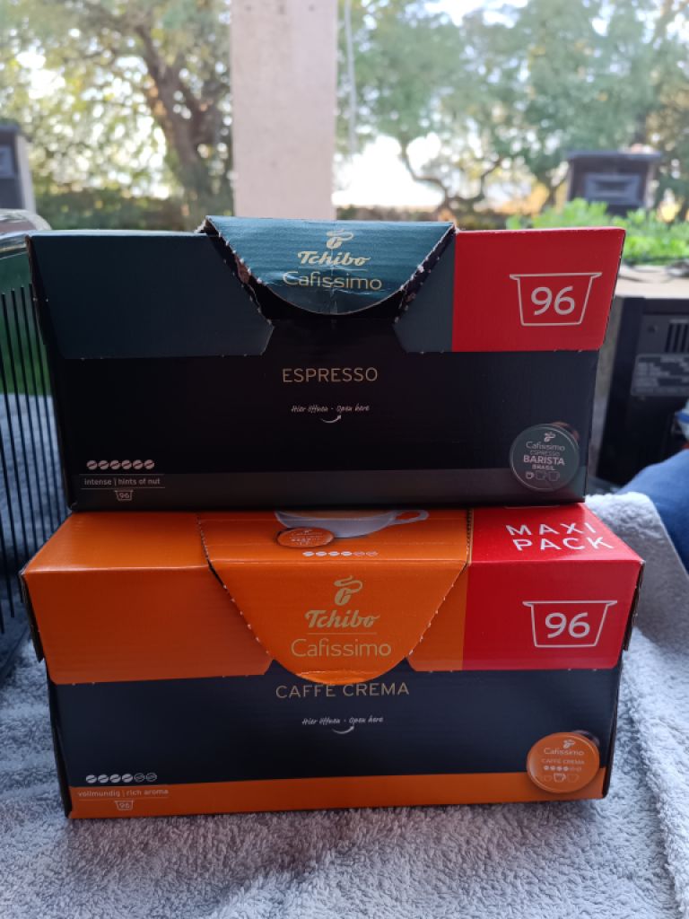 Coffee capsules with machine