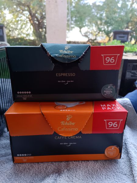 Coffee capsules with machine