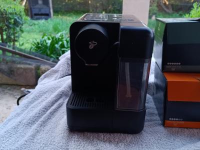 Coffee capsules with machine