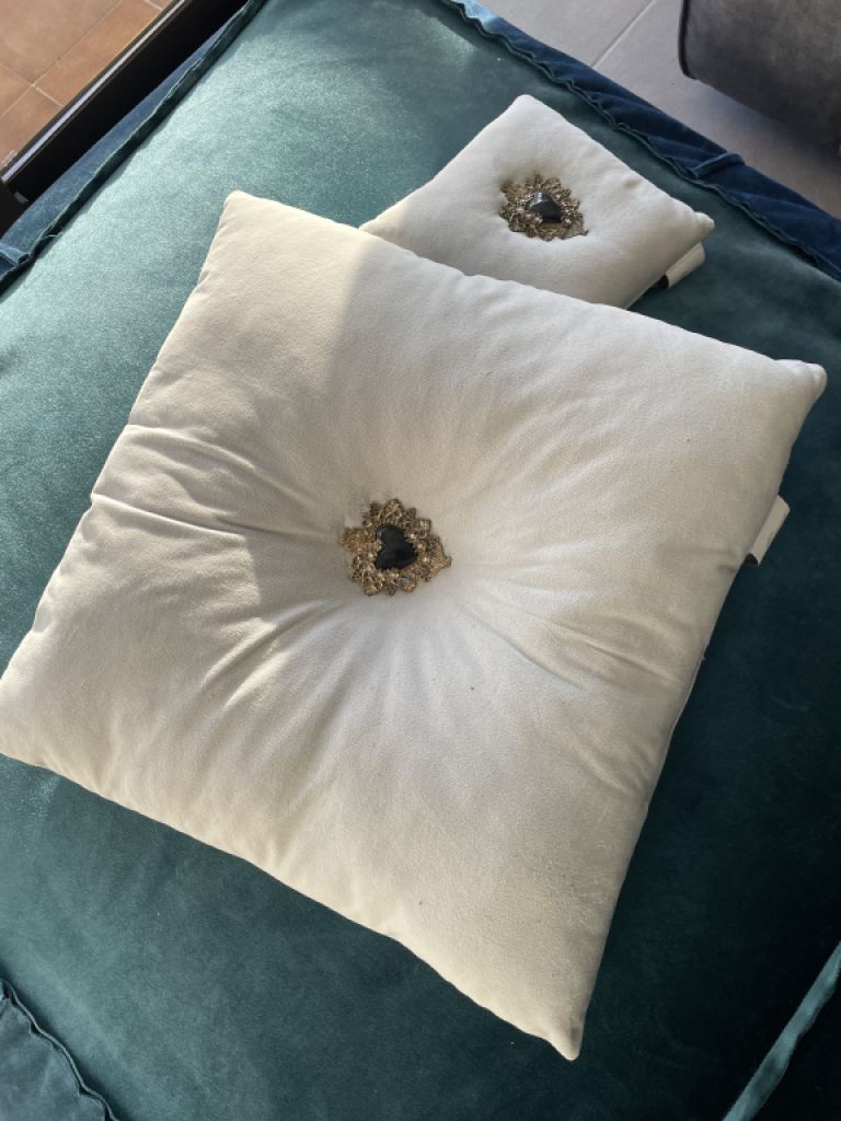 Cojines grandes y pequeños en azul claro