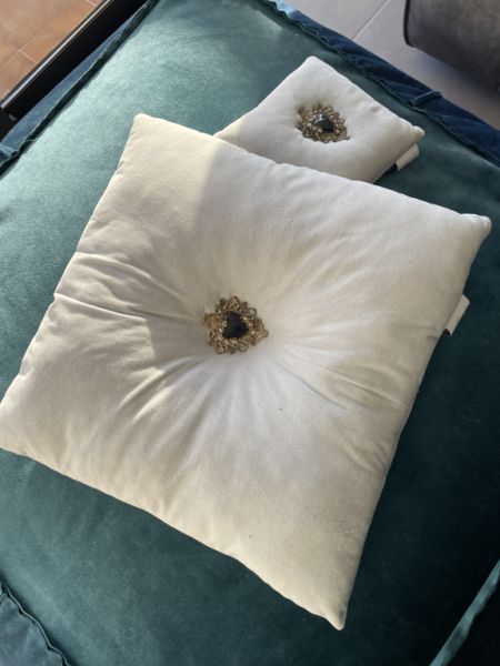 Cojines grandes y pequeños en azul claro