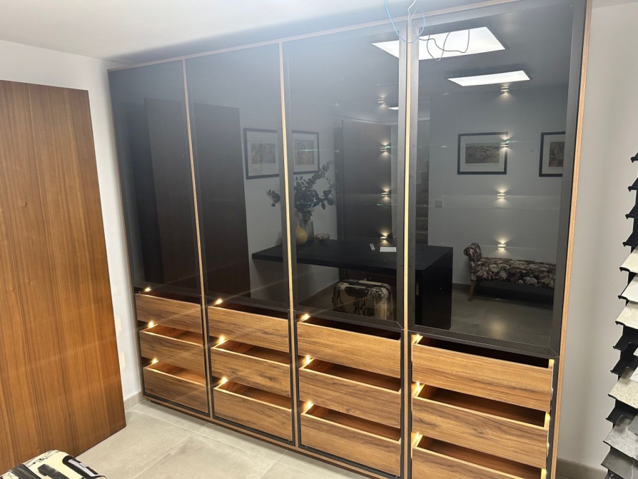 Kleiderschrank mit Glastüren und Beleuchtung