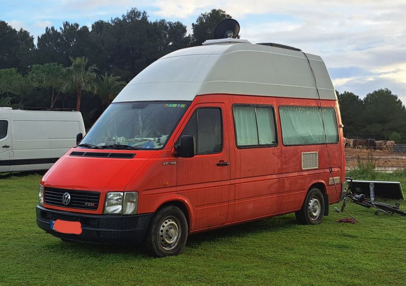 Pequeño camper con techo alto fijo