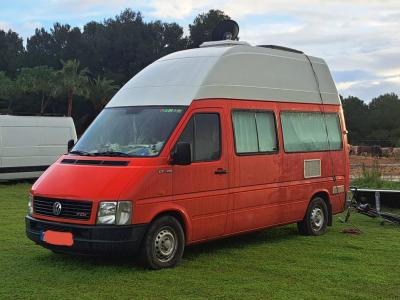 Pequeño camper con techo alto fijo