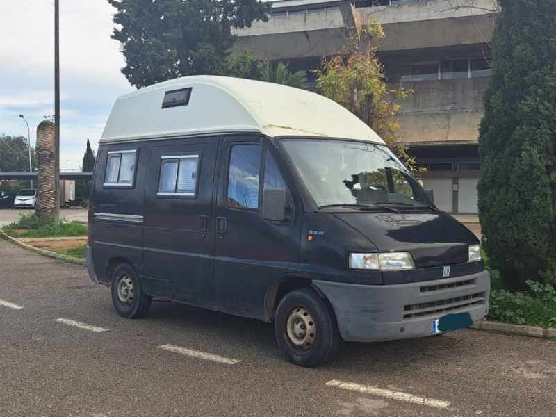 Pequeño camper con techo alto fijo