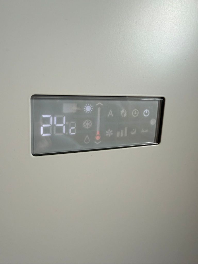 Aire acondicionado INNOVA 2.0 – estado excelente, 2 años