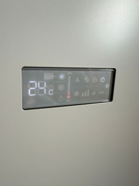 Aire acondicionado INNOVA 2.0 – estado excelente, 2 años