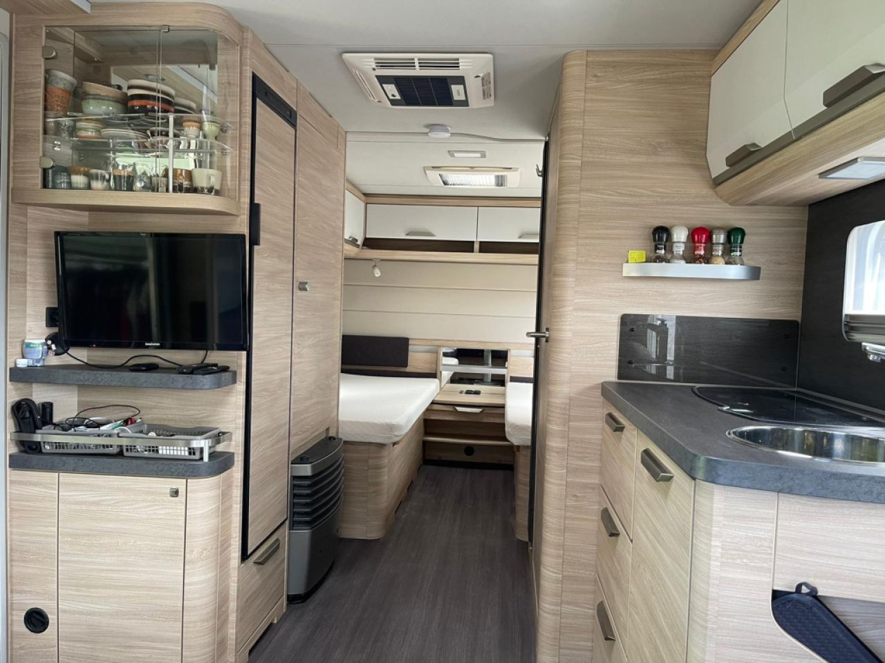 Knaus Südwind 580 UE 60 Years LIKE NEW, Air Conditioning, Luxury Awning with Extensions | Immediate