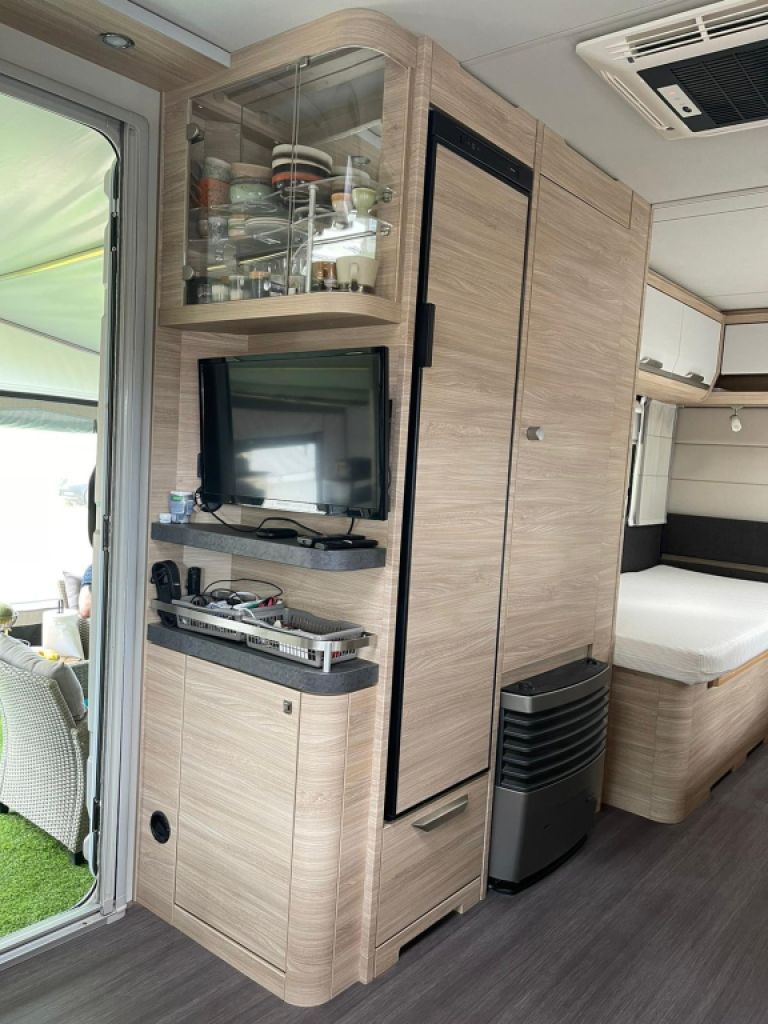 Knaus Südwind 580 UE 60 Years LIKE NEW, Air Conditioning, Luxury Awning with Extensions | Immediate