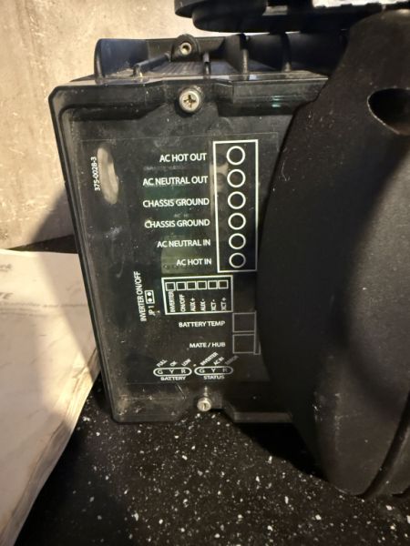 Komplettes Solarpaket mit Outback-Wechselrichter 3000W, Solarmodulen und Reglern – Installationsbereit