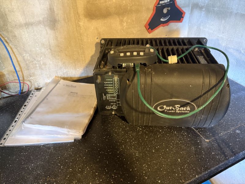 Komplettes Solarpaket mit Outback-Wechselrichter 3000W, Solarmodulen und Reglern – Installationsbereit