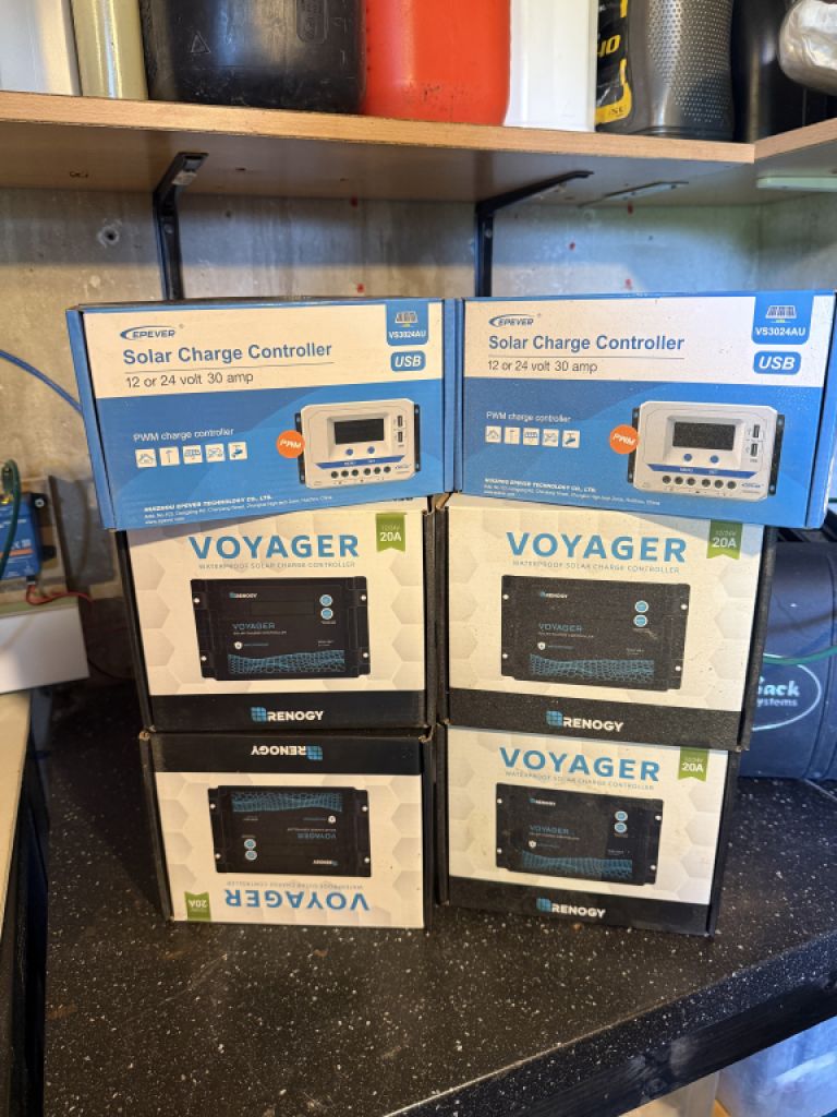 Komplettes Solarpaket mit Outback-Wechselrichter 3000W, Solarmodulen und Reglern – Installationsbereit