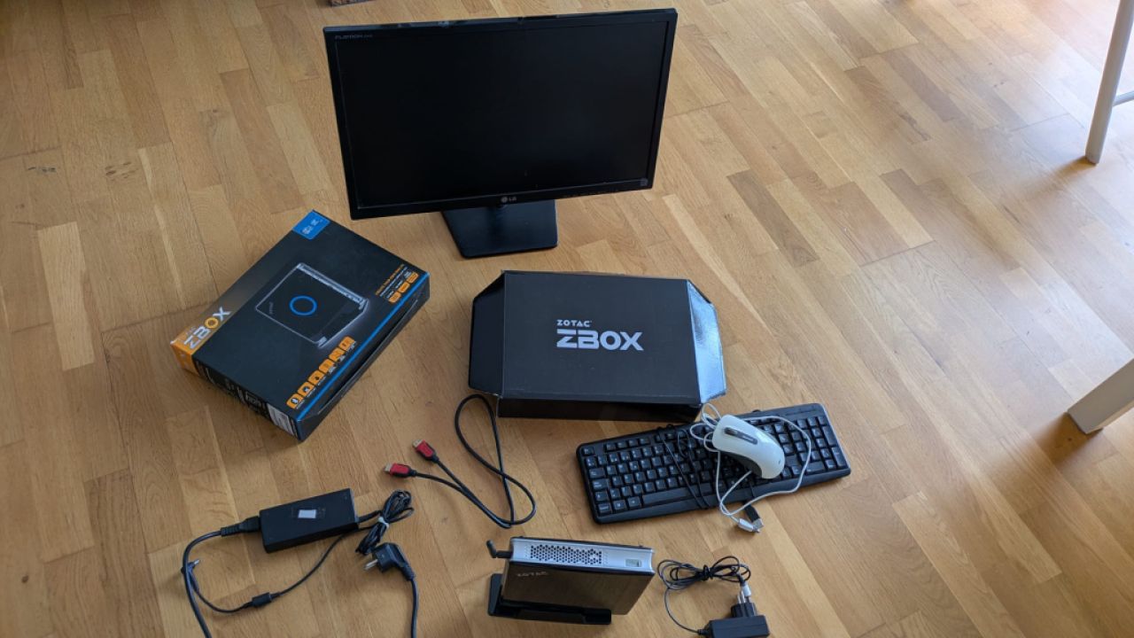 Complete set ZOTAC ZBOX ID82 + LG monitor + keyboard and mouse