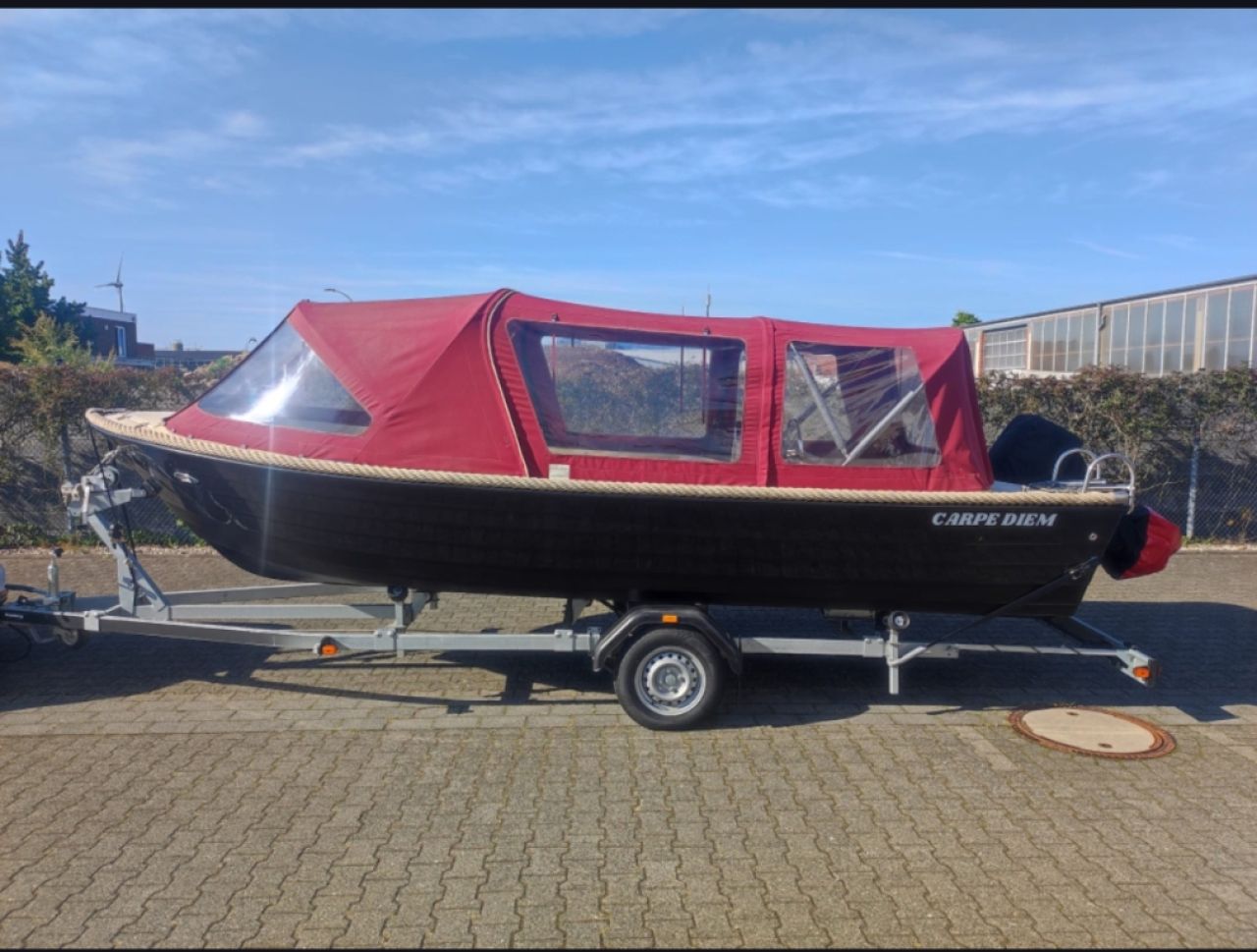 Storage hall - parking space for boat trailer with boat