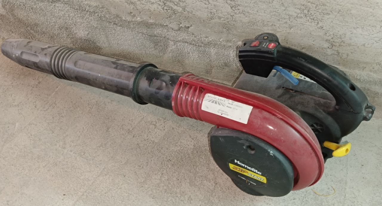 Leaf blower, petrol engine as shown in the photos