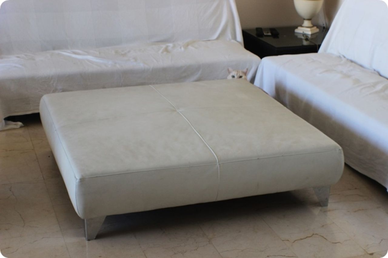 Taburete de cuero color crema aprox. 100 x 100 cm