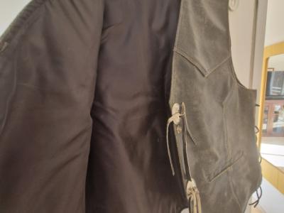 Chaleco de cuero nuevo