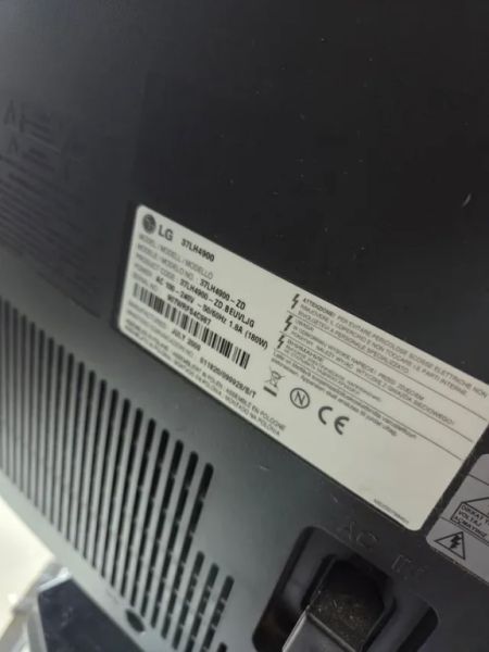 LG Fernseher in Schwarz.