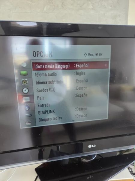 LG Fernseher in Schwarz.