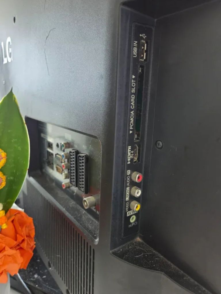 LG Fernseher in Schwarz.