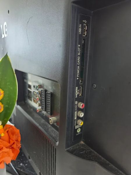 LG Fernseher in Schwarz.