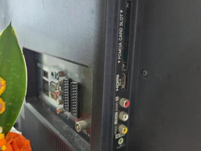 LG Fernseher in Schwarz.