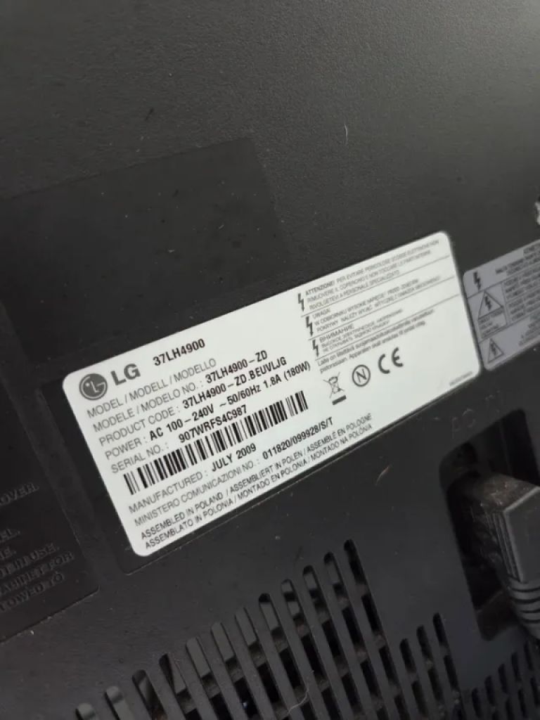 LG Fernseher in Schwarz.