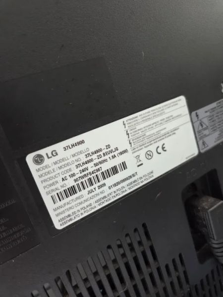 LG Fernseher in Schwarz.