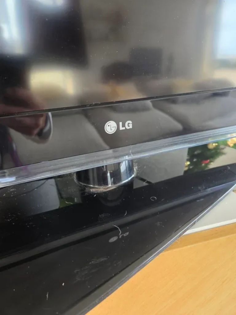 LG Fernseher in Schwarz.