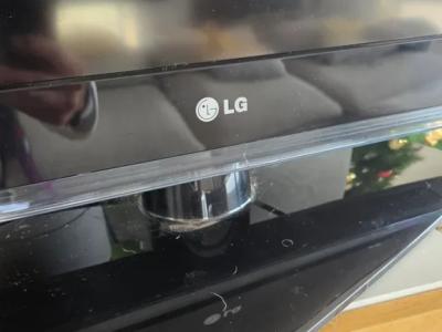LG Fernseher in Schwarz.