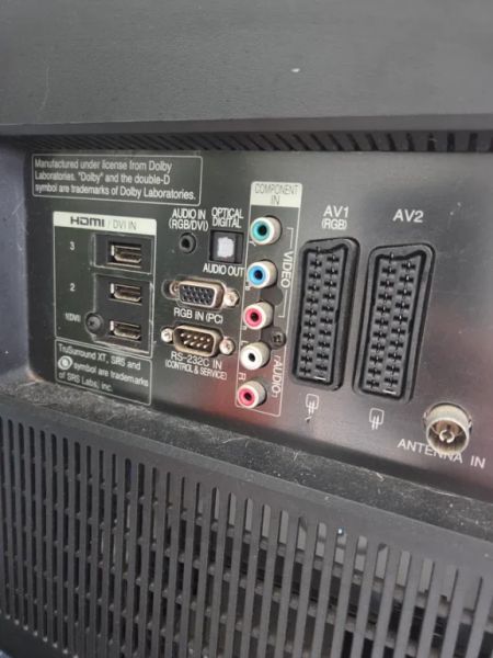 LG Fernseher in Schwarz.