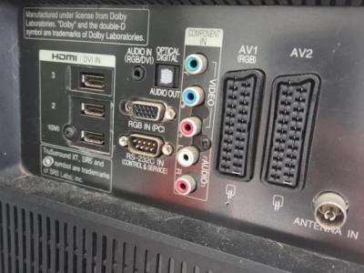 LG Fernseher in Schwarz.