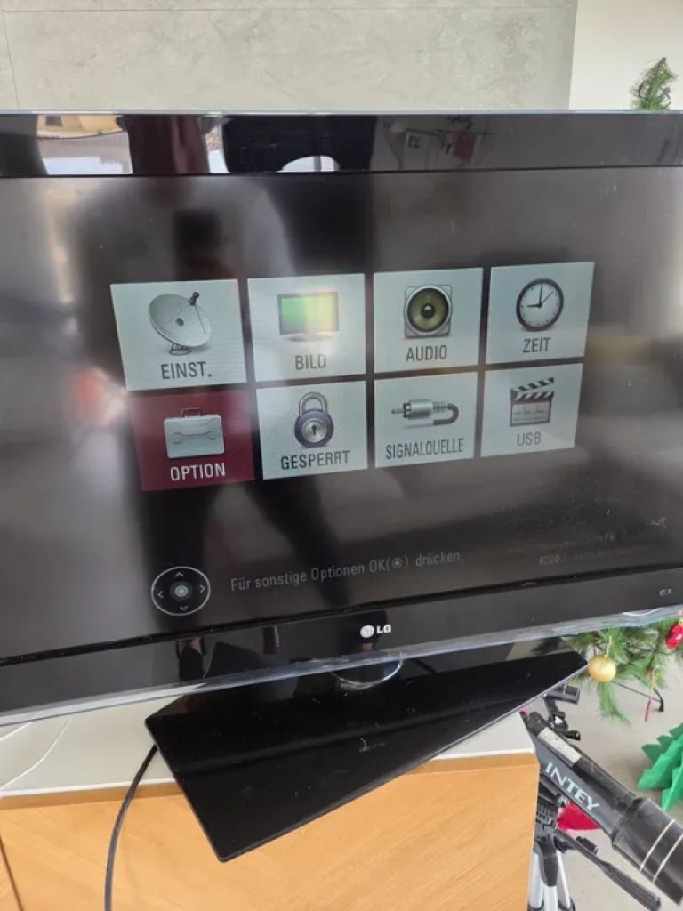 LG Fernseher in Schwarz.