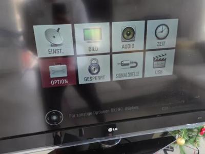 LG Fernseher in Schwarz.