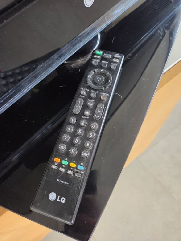 LG Fernseher in Schwarz.