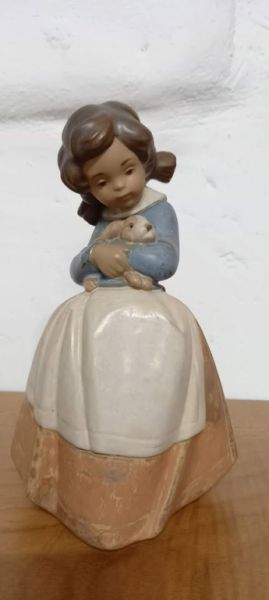 Lladro niña abrazando un conejo (Ternura)