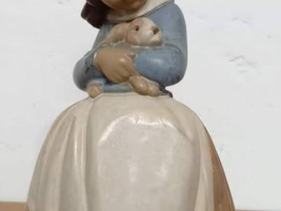 Lladro niña abrazando un conejo (Ternura)
