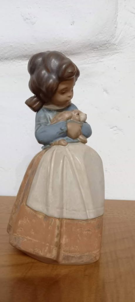 Lladro niña abrazando un conejo (Ternura)
