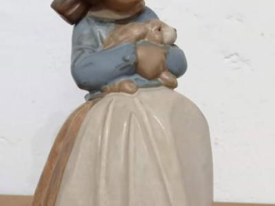 Lladro niña abrazando un conejo (Ternura)