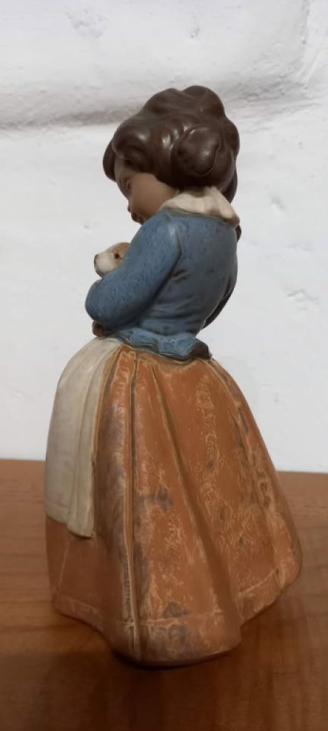 Lladro niña abrazando un conejo (Ternura)