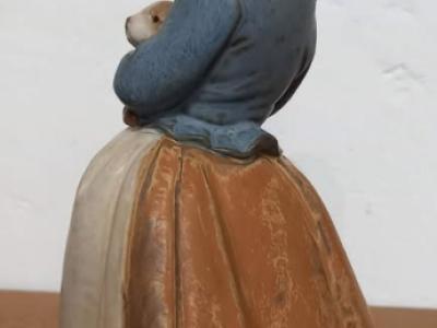 Lladro niña abrazando un conejo (Ternura)
