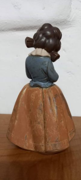 Lladro niña abrazando un conejo (Ternura)
