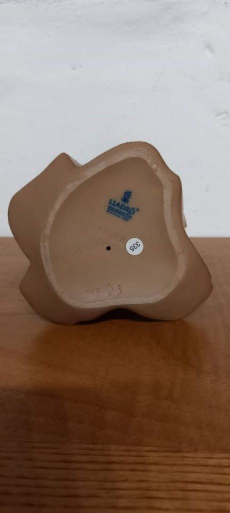 Lladro niña abrazando un conejo (Ternura)