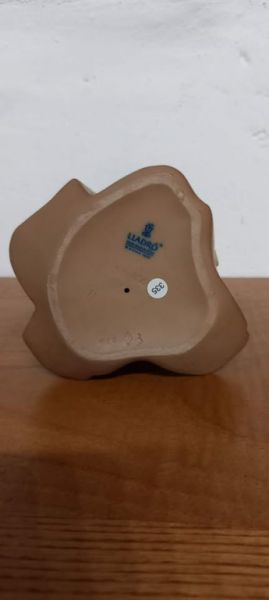 Lladro niña abrazando un conejo (Ternura)