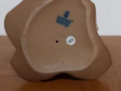 Lladro niña abrazando un conejo (Ternura)